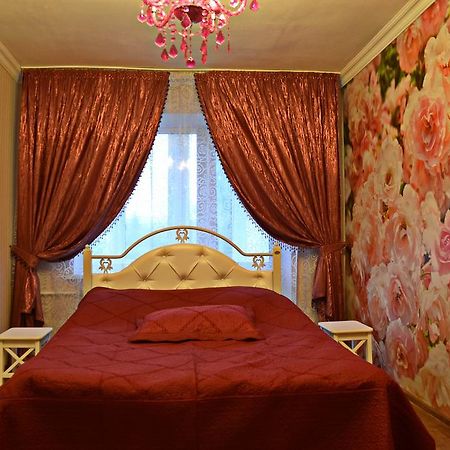 Roses Apartment In The City Center TTchernihiv Extérieur photo