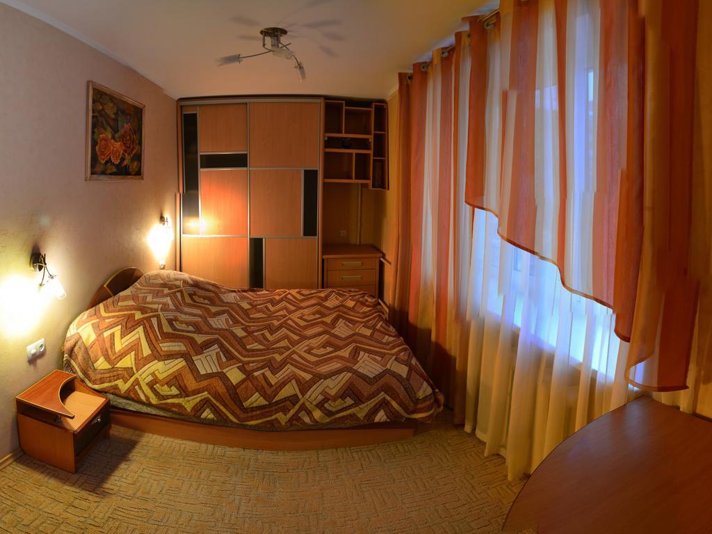 Roses Apartment In The City Center TTchernihiv Extérieur photo