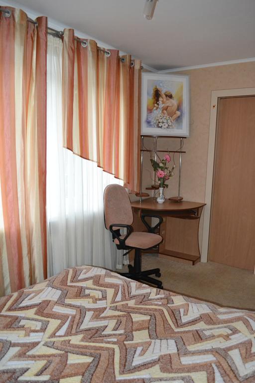 Roses Apartment In The City Center TTchernihiv Chambre photo