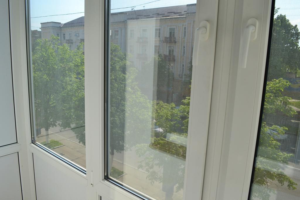 Roses Apartment In The City Center TTchernihiv Extérieur photo
