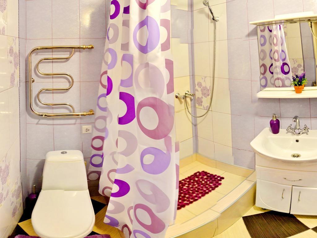 Roses Apartment In The City Center TTchernihiv Extérieur photo