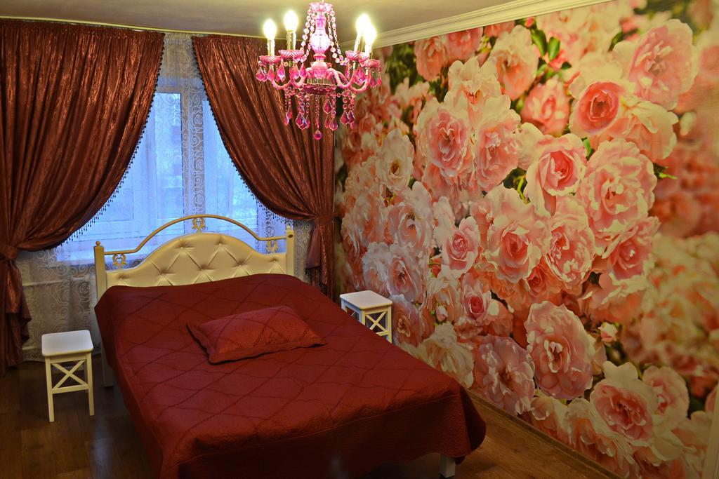 Roses Apartment In The City Center TTchernihiv Extérieur photo