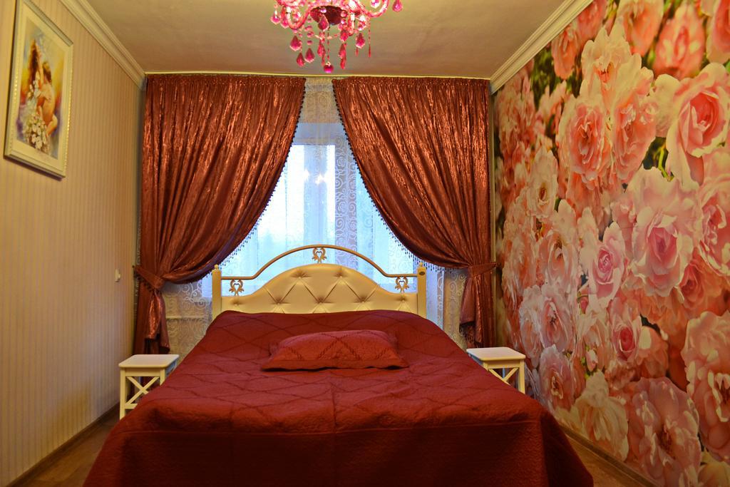 Roses Apartment In The City Center TTchernihiv Extérieur photo