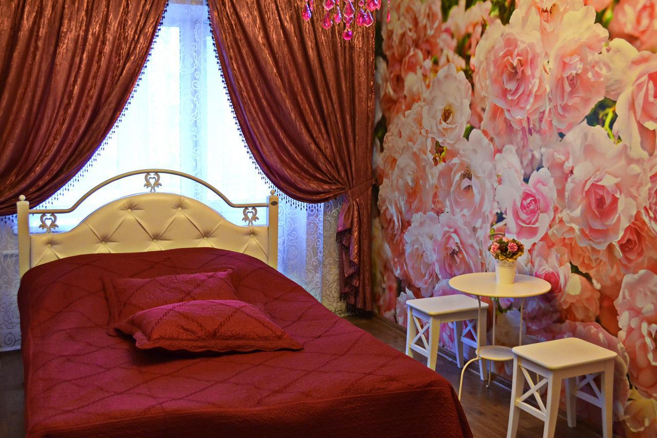 Roses Apartment In The City Center TTchernihiv Extérieur photo