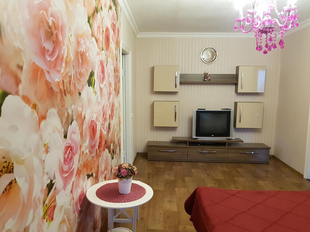 Roses Apartment In The City Center TTchernihiv Extérieur photo